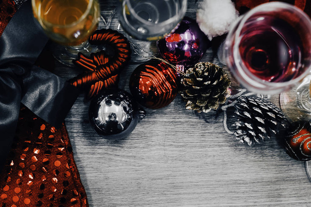 Topview Table de Noël et en bois avec décorations, verre à vin, champagne et cocktails, belles décorations ornementales, espace de copie et texte. (Style Vintage
) - Photo, image