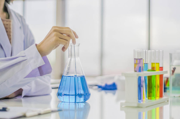 Labor vizsgálat termékek által kémikus, a nők és a kémiai kísérletekhez, folyékony színek mindennapi vegyi anyagok fejlesztése biztonságos, a fogyasztók számára. - Fotó, kép