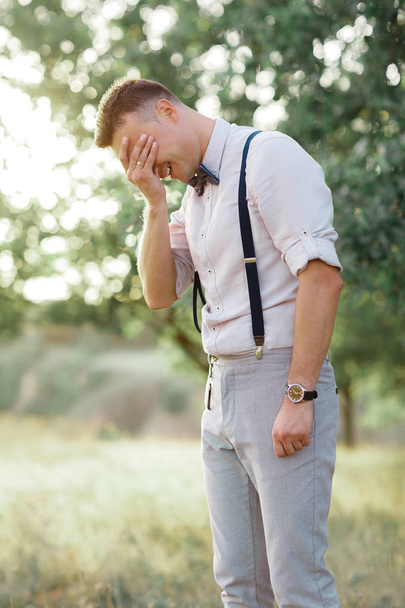 Portrait of a young handsome groom outdoors. - Foto, afbeelding