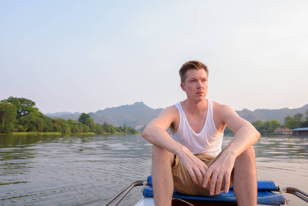 Turisztikai ember ül a csónakban, miközben ünnep Thaiföldön - Fotó, kép