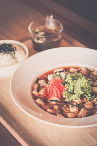 Мапо Тофу Тейшоку с мисо-супом и рисом на подносе
 - Фото, изображение