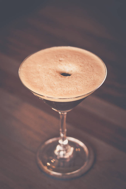 Martini Shakerato alkoholfrei, per Hand geschüttelt und in einem Martini-Glas serviert - Foto, Bild