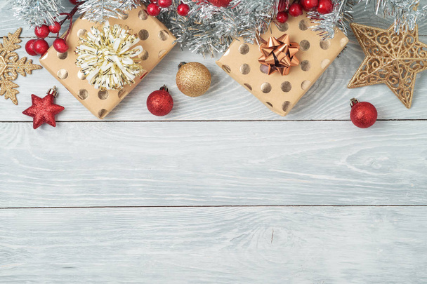 木製のテーブルの上にギフトボックスや装飾とクリスマス休暇の背景。上からの眺め - 写真・画像