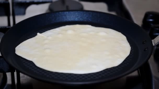 Fehér Tortilla főtt a serpenyőben. - Felvétel, videó