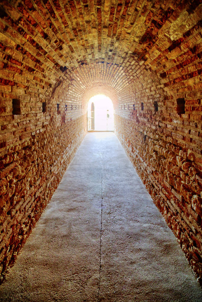 Antik tuğla tünel sonunda günlük ışık ile - Fotoğraf, Görsel