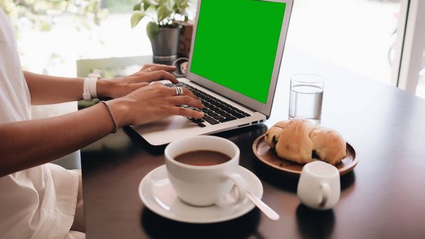Νεαρή γυναίκα φοιτητής με laptop κάθεται στο καφενείο και να εργάζονται με το laptop. Κλείνω πάνω θέα - Φωτογραφία, εικόνα