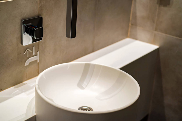 Modern fürdőszoba mosogató kerek fehér - Fotó, kép