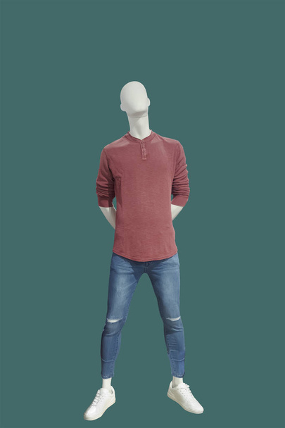 Maniquí masculino de cuerpo entero vestido con camisa roja y jeans azules, aislado sobre fondo blanco. No hay marcas u objetos de copyright
. - Foto, Imagen
