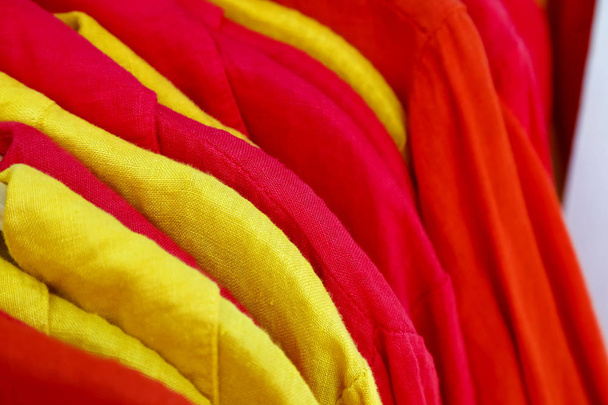 Különböző színű ruhák eladó látható Bezárás fel - Fotó, kép