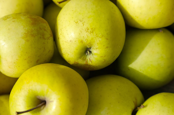 Grupo de manzanas maduras crea un fondo natural
 - Foto, Imagen