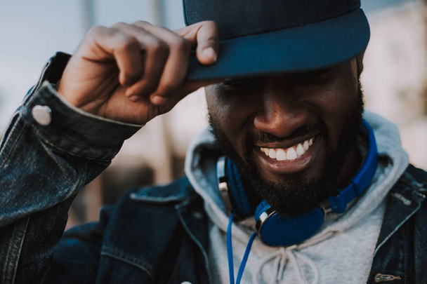 Portrait of a joyful afro american man wearing his cap - Foto, Imagen