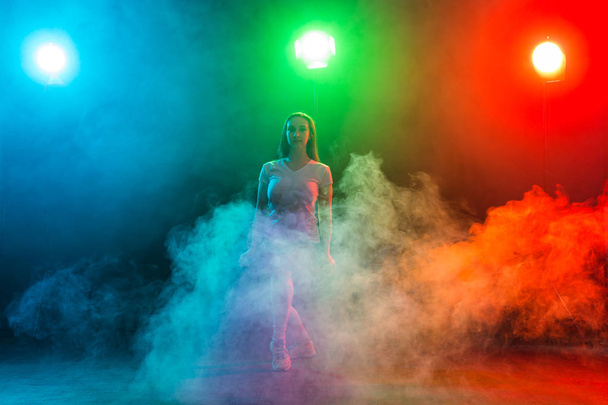 Renkli koyu arka plan üzerinde dans amigo genç kadın - Fotoğraf, Görsel