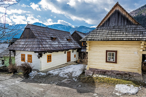 Maisons en bois colorées dans le village de Vlkolinec, République slovaque, Unesco. Patrimoine culturel. Destination de voyage. Architecture populaire
. - Photo, image