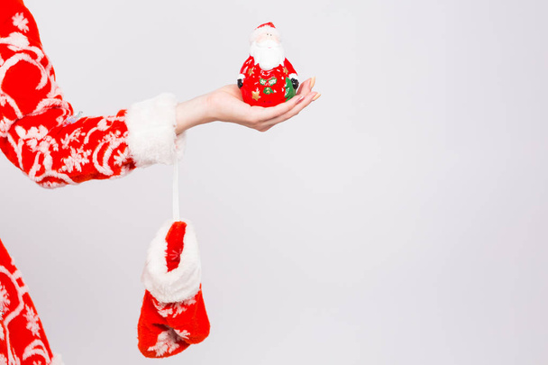 クリスマス、お祝い、人々 の概念 - 白い背景のサンタの置物手梨花のクローズ アップ - 写真・画像