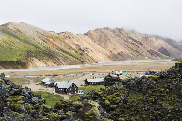 レイキャヴィーク、アイスランド - 2018年 8 月: レイキャヴィーク カラフルな山の谷のキャンプ場. - 写真・画像