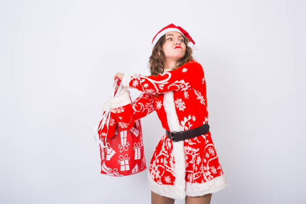 Kızgın Noel Baba hediye bir torba biriyle atıyor. Noel, hayal kırıklığı, negatif duygular ve insanlar kavramı. - Fotoğraf, Görsel