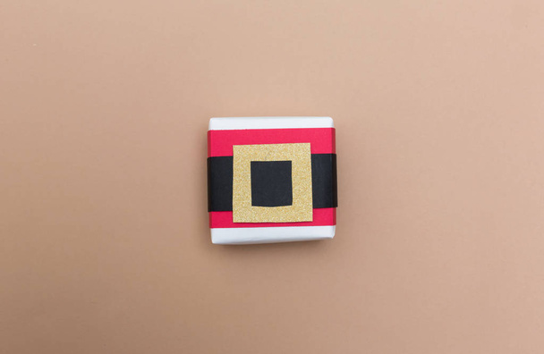 Santa belt gift box on brown paper - Foto, Imagen