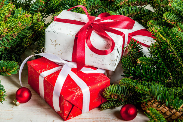 klassischer weihnachtshintergrund, weihnachtsbaumschmuck und zweige mit geschenkschachteln, kopierraum von oben  - Foto, Bild