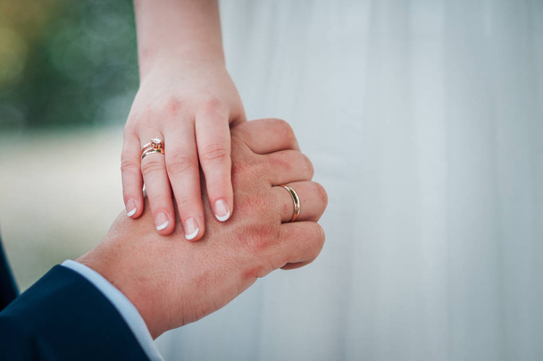 Hand to hand with wedding rings - Foto, afbeelding