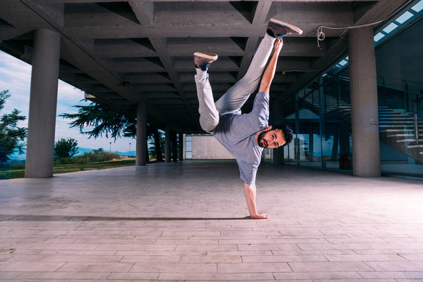 Sportive man doing parkour tricks outdoor - Фото, изображение