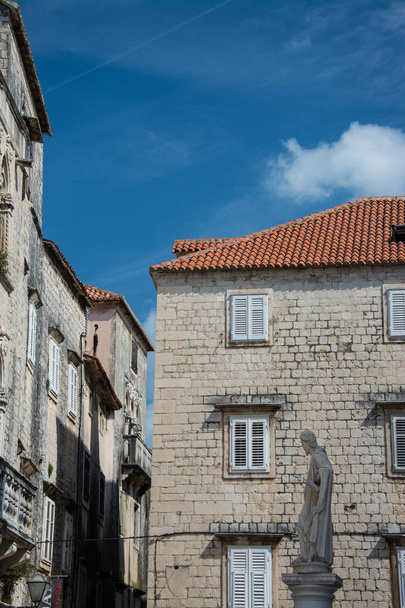 Trogir ist eine historische Stadt und Hafen an der adriatischen Küste in Split-dalmatien, Kroatien, - Foto, Bild