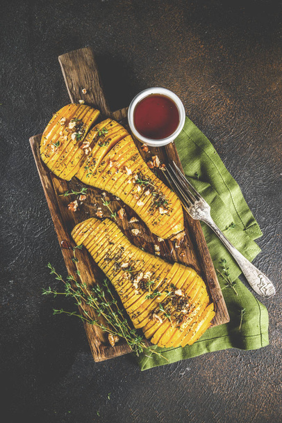 Simple autumn domestic recipes, roasted hasselback butternut squash pumpkin with thyme, honey and maple syrup, - Foto, Imagem