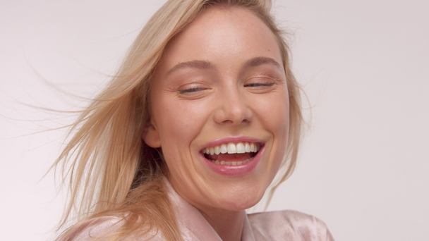 szépség skandináv modell stúdió fehér. Beauty kozmetikai kereskedelmi videó - Felvétel, videó