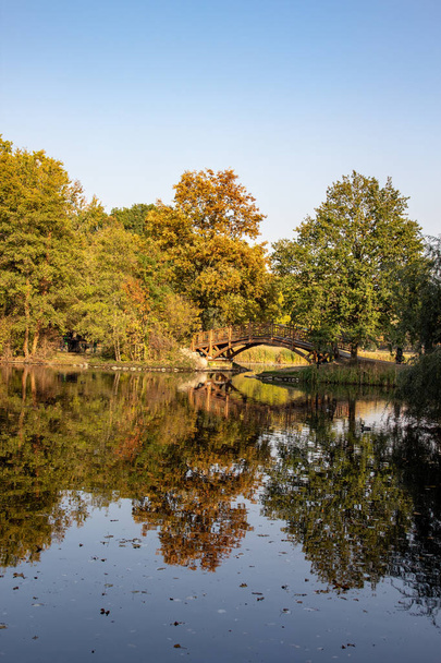 Vista maravilhosa do outono com avenidas, lagoa, ponte e árvores coloridas e folhas em Leipzig
 - Foto, Imagem