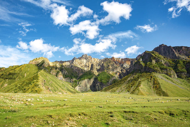summer mountains green grass and blue sky landscape - Фото, зображення