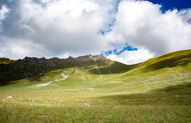 summer mountains green grass and blue sky landscape - Foto, immagini