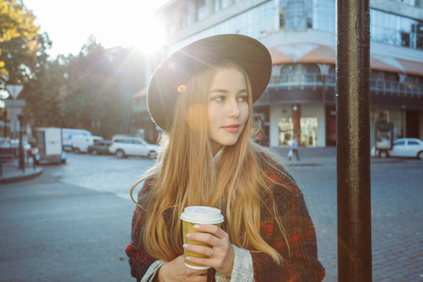 Retrato de una joven de moda con sombrero
 - Foto, imagen