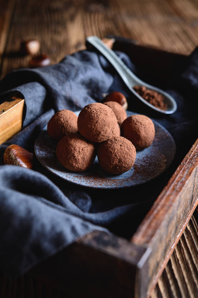 Delicious chestnut truffles coated with cocoa powder - Foto, afbeelding