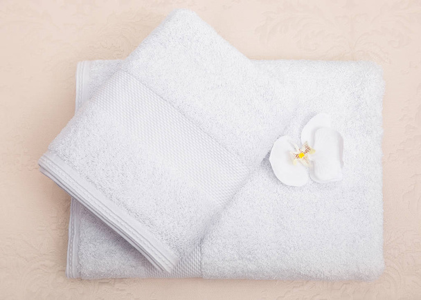asciugamani bianchi in spugna e fiori di orchidea
 - Foto, immagini