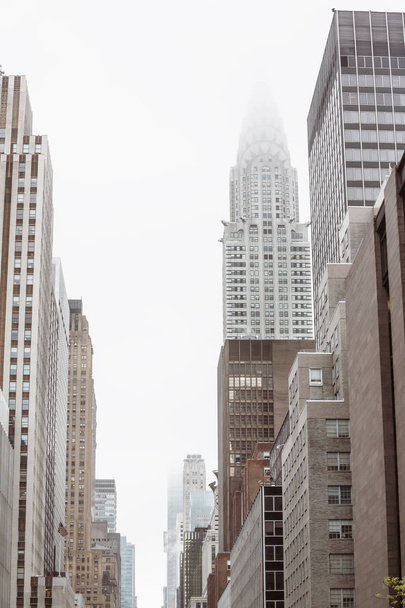 Nowy Jork, Usa - 03 maj 2016: W 42 street w Nowym Jorku. Chrysler Building i Manhattan nowoczesnej architektury. Manhattan jest najgęściej zaludnionych z pięciu dzielnic Nowego Jorku - Zdjęcie, obraz