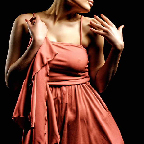 Érzéki fiatal hölgy piros ruhában pózol egy stúdió. Szépség, divat fogalmát. - Fotó, kép