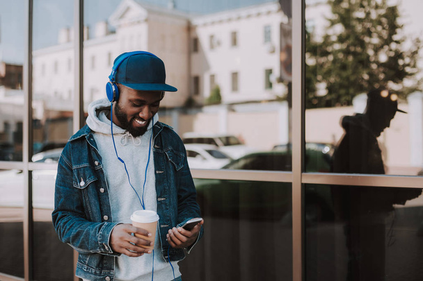 Счастливый молодой афро-американец, слушающий музыку
 - Фото, изображение