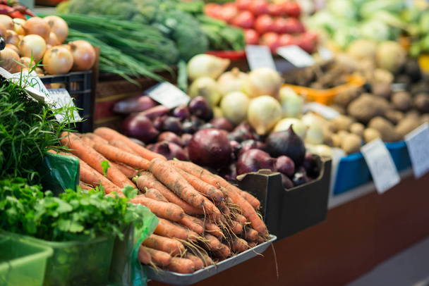 Cosecha en el mercado: verduras, frutas y bayas frescas a la venta en otoño
 - Foto, Imagen