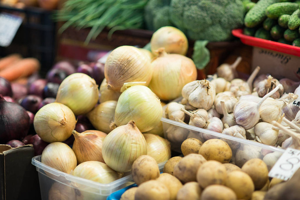 Сбор урожая на рынке - свежие овощи, фрукты и ягоды в продаже осенью
 - Фото, изображение