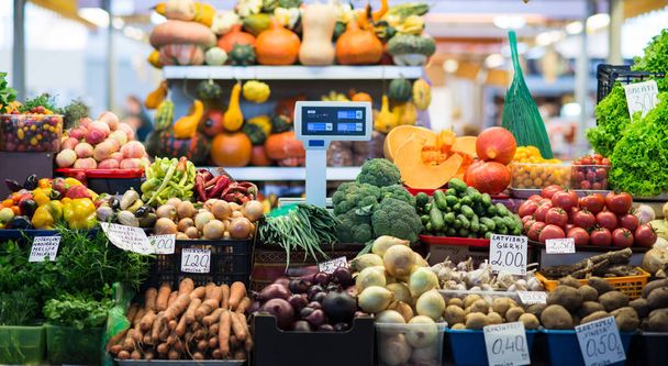 Betakarítás piacon - friss zöldségek, gyümölcsök és bogyók ősszel eladó - Fotó, kép