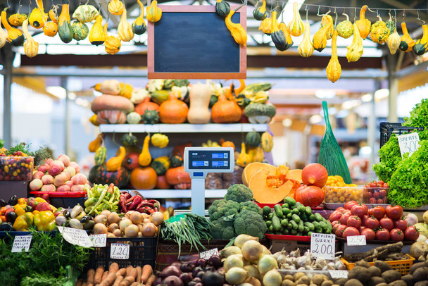 Cosecha en el mercado: verduras, frutas y bayas frescas a la venta en otoño
 - Foto, imagen