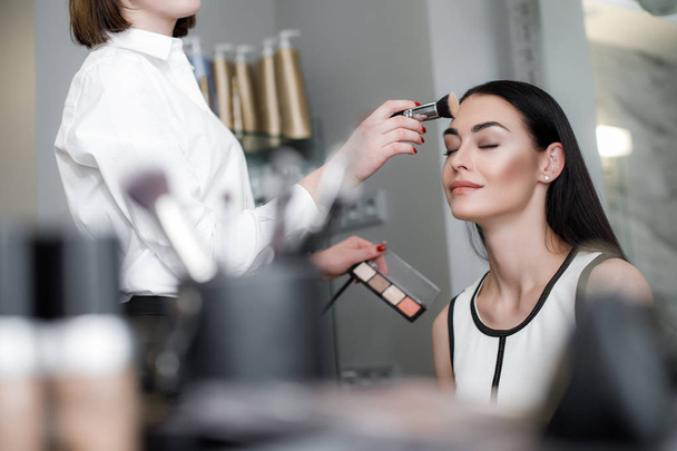 Face contouring techniques with a special brush - Foto, Bild