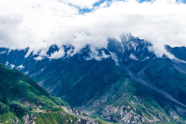 Vista de la naturaleza en el Área de Conservación de Annapurna, un destino importante para los montañeros y el área protegida más grande de Nepal
. - Foto, Imagen