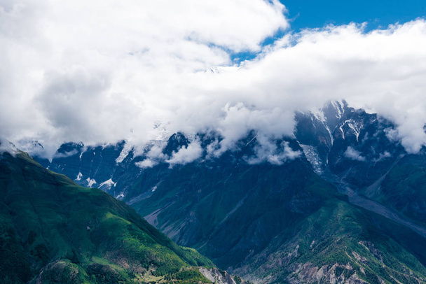 Vista de la naturaleza en el Área de Conservación de Annapurna, un destino importante para los montañeros y el área protegida más grande de Nepal
. - Foto, Imagen
