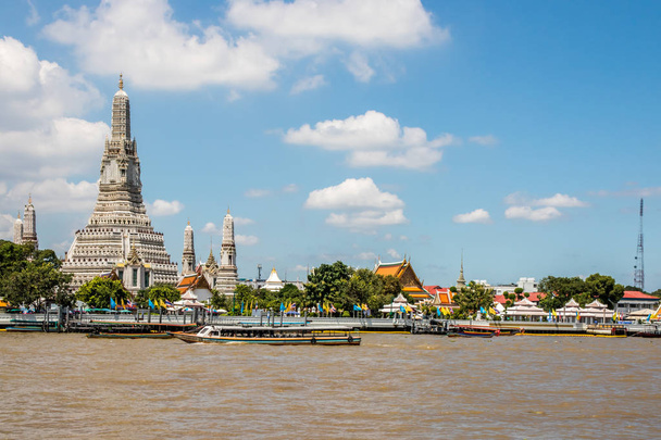 Скоростной катер Chao Phraya проехал мимо города Даун, Ват-Арун, Бангкок, Таиланд
 - Фото, изображение