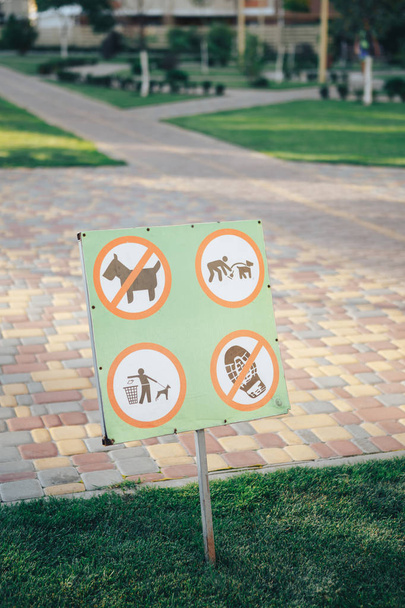 Le signe de l'interdiction sur la pelouse. Ne jetez pas les ordures, ne marchez pas sur les pelouses, les chiens ne sont pas autorisés
 - Photo, image