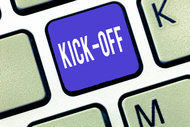 Word yazı metni Kick Off. Başlangıç veya hangi oyuncu tekme top futbol maçında yeniden başlamasını için iş kavramı - Fotoğraf, Görsel