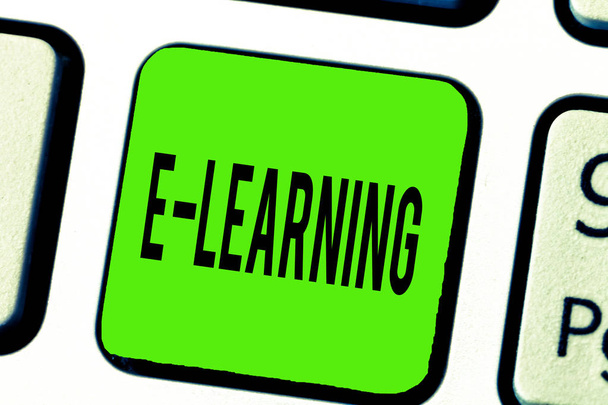 Текст знака показ E навчання. Концептуальні фото уроків проводяться за допомогою електронних засобів масової інформації, як правило в Інтернеті. - Фото, зображення
