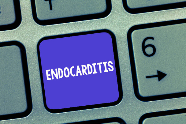 Sana kirjoittaa tekstiä Endokardiitti. Liiketoiminta käsite Vakava infektio ja turvotus sisemmän kerroksen sydämen
 - Valokuva, kuva