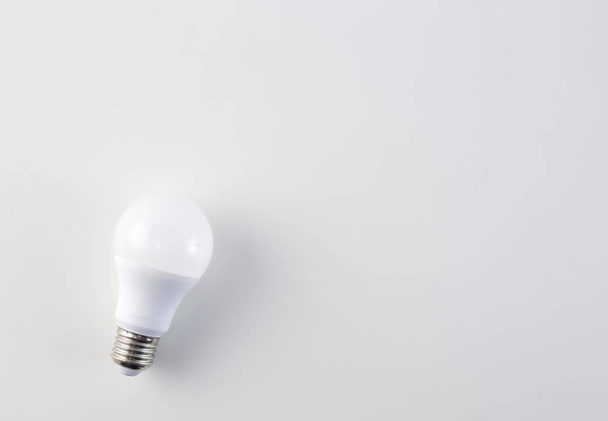 Ampoule LED à économie d'énergie isolée avec chemin de coupe sur fond blanc
 - Photo, image