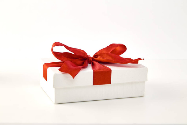 És a nagy piros orr karácsony és újév, nyitott piros ajándék doboz fehér háttér ajándék ötletek, fontos személy - Fotó, kép